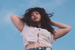 Cantora alagoana mergulha na dualidade da paixão no single “é como o céu quando você me toca”, com lançamento no dia 30 de julho