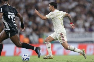 Flamengo abre o placar, vê Ceará empatar e continua como líder do Brasileirão 