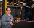 Mulheres na linha de frente da inovação: colaboradora da AGCO é destaque na soldagem robotizada